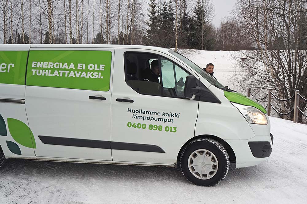 Greenserin huoltohenkilöstö lähdössä huoltamaan maalämpöpumppua.