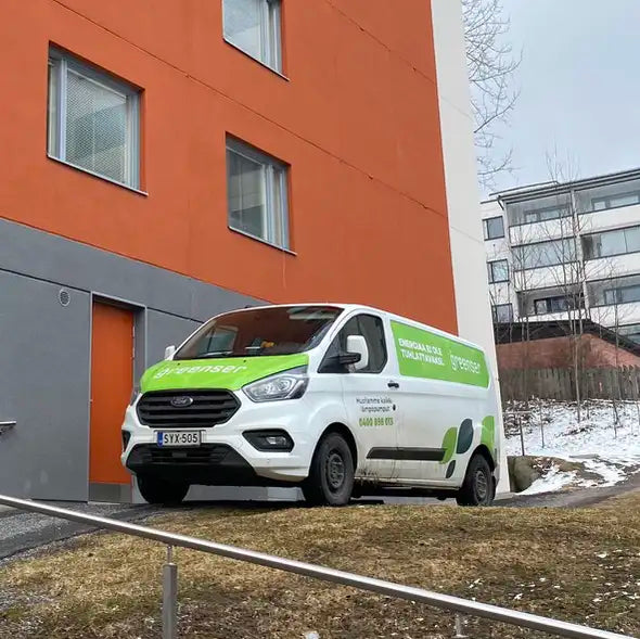 Greenserin huoltoauto taloyhtiön pihassa.