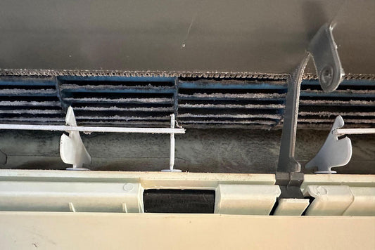 Likaantunut ilmalämpöpumppu haisee ja levittää huoneistoon epäpuhtauksia.