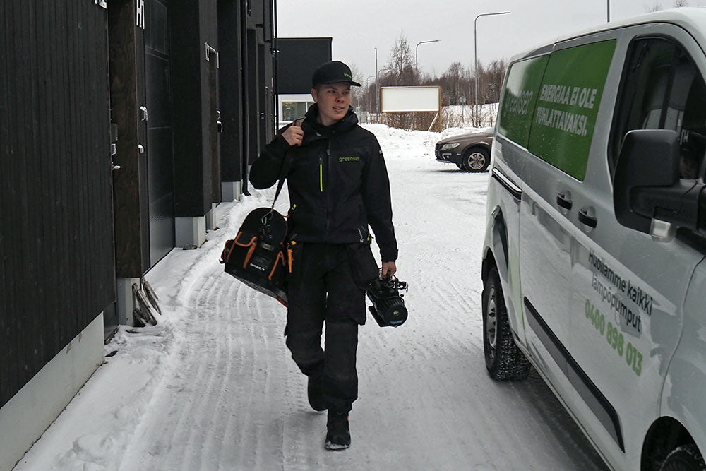 Greenserin huoltomies menossa huoltamaan ilmalämpöpumppua Vantaalla.