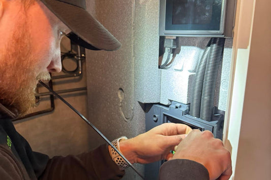 Maalämpöpumpun huolto ja korjaaminen.