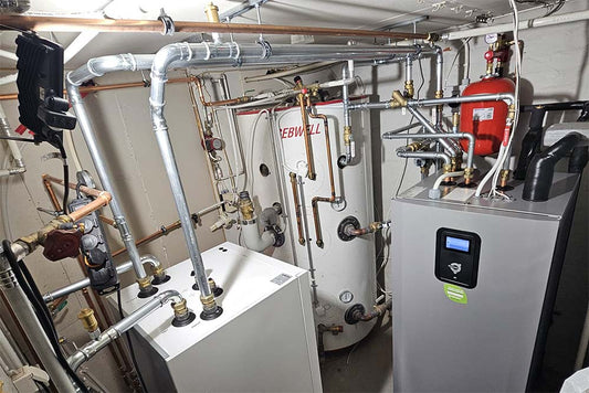 Maalämpöpumppu asennettuna tekniseen tilaan.