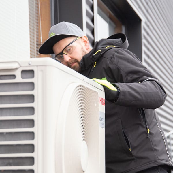 Säännöllinen ilmavesilämpöpumpun huolto pidentää laitteen käyttöikää ja parantaa energiatehokkuutta.